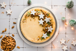 Einfaches Rezept für einen super Cremigen New York Cheescake in winterlicher Version als Zimtstern Käsekuchen mit Zimtstern Boden und einer Käsekuchenfüllung mit Vanille, etwas Orange und Mascarpone. Wniger säuerlich und super cremig! #Käsekuchen #Zimtsterne #Cheesecake #Weihnachtsbäckerei #backen #Rezept