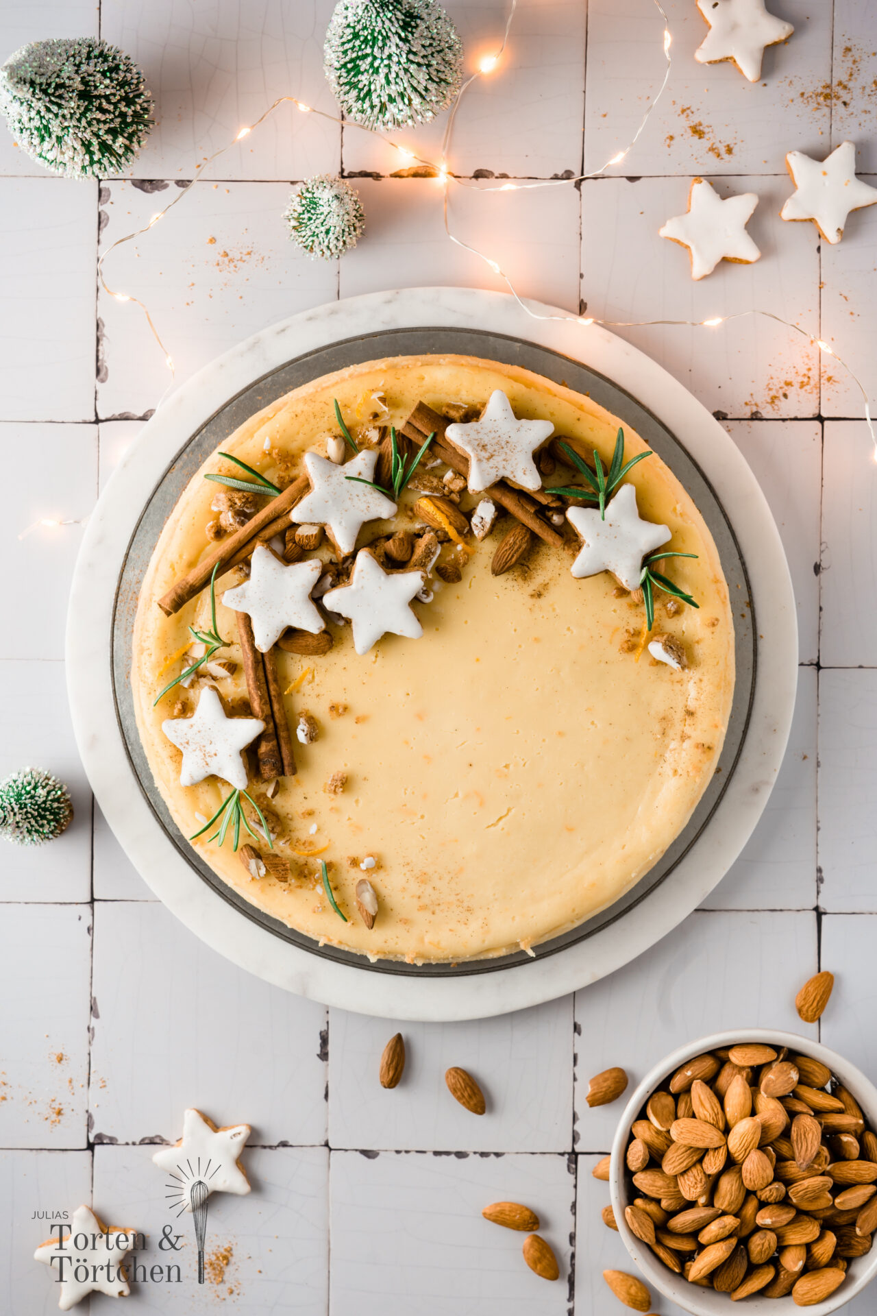Einfaches Rezept für einen super Cremigen New York Cheesecake in winterlicher Version als Zimtstern Käsekuchen mit Zimtstern Boden und einer Käsekuchenfüllung mit Vanille, etwas Orange und Mascarpone. Weniger säuerlich und super cremig! #Käsekuchen #Zimtsterne #Cheesecake #Weihnachtsbäckerei #backen #Rezept