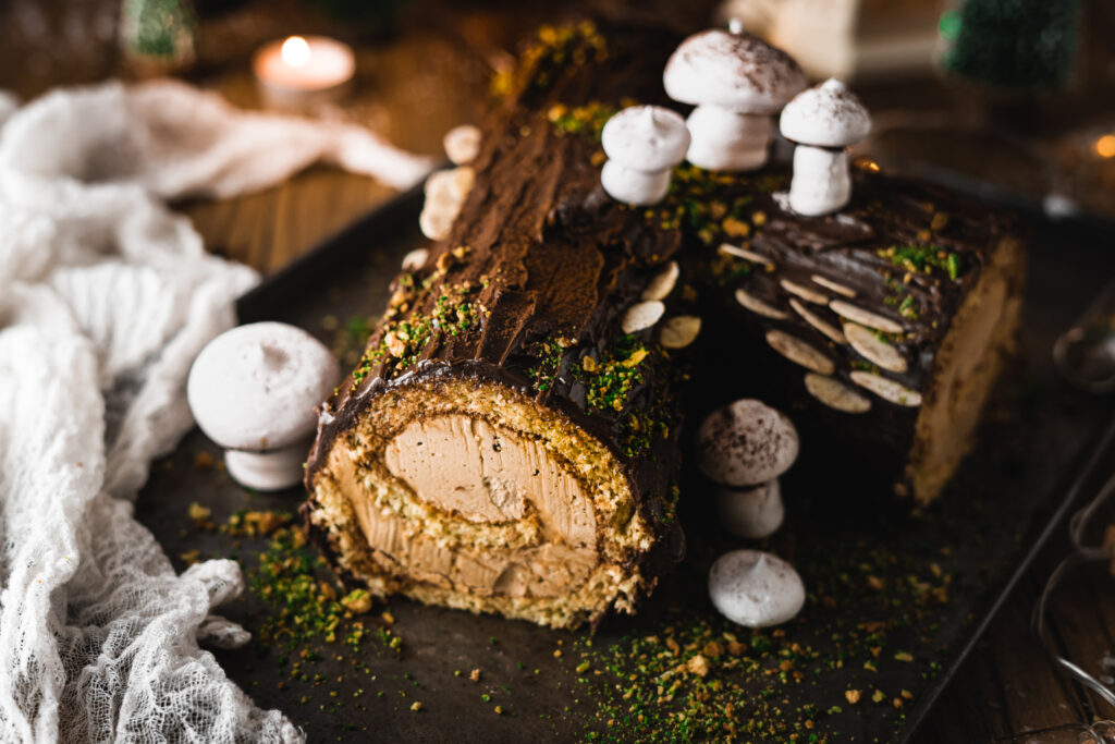 Einfaches Rezept für originale Buche de noel. Das Weihnachtsdessert mit Mandel-Biskuit und Kaffee-Buttercreme, umhüllt von Schokoladen-Ganache. Diese wundervolle Baumstammtorte sieht vielleicht aufwendig und schwierig aus, aber der Schein trügt tatsächlich, sie ist sogar relativ leicht und schnell umsetzbar. #BûchedeNoël #Weihnachtsbäckerei #weihnachtstorte #yuleLogCake