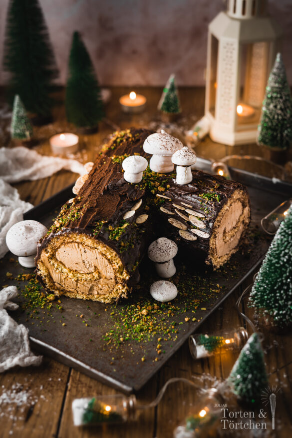 Einfaches Rezept für originale Buche de noel. Das Weihnachtsdessert mit Mandel-Biskuit und Kaffee-Buttercreme, umhüllt von Schokoladen-Ganache. Diese wundervolle Baumstammtorte sieht vielleicht aufwendig und schwierig aus, aber der Schein trügt tatsächlich, sie ist sogar relativ leicht und schnell umsetzbar. #BûchedeNoël #Weihnachtsbäckerei #weihnachtstorte #yuleLogCake