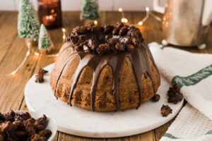 Rezept für einen super saftigen Gugelhupf mit ganz vielen Gebrannten Mandeln! Dieser winterliche Nusskuchen schmeckt einfach wie vom Weihnachtsmrkt, mit ganz viel Zimt und kleinen knusprigen gebrannte Mandel Stückchen einfach der perfekte Gugelhupf für die Weihnachtsbäckerei! #gugelhupf #weihnachten #weihnachtsbäckerei #mandeln #gebrannteMandeln #Nusskuchen
