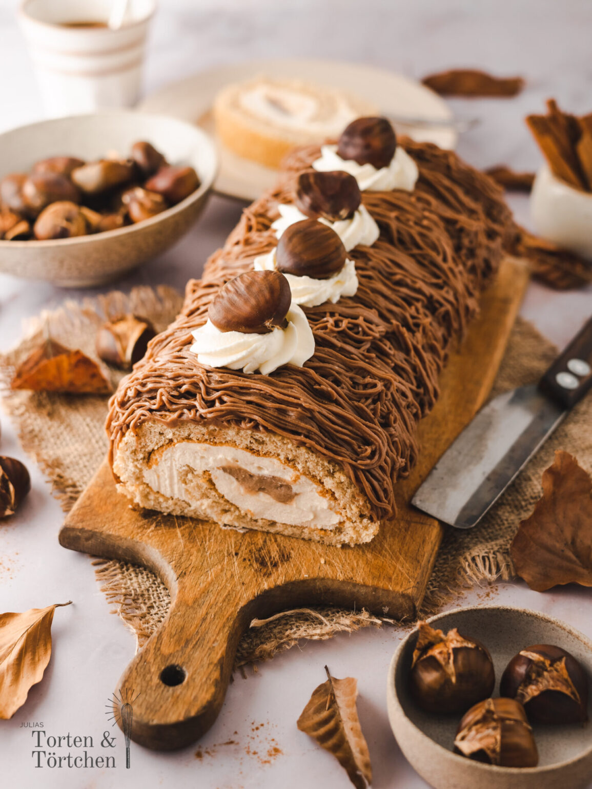 Rezept für eine vom Mont Blanc Dessert inspirierte Biskuitrolle. Mit Zimtbiskuit und Pudding Zimtcreme gefüllt und getoppt von dem typischen Maronenpüree. Die Perfekte Torte um Esskastanien (bzw. Maronen) im Herbst und Winter so richtig zu genießen! #Maronen #MontBlanc #Esskastanien #Biskuitrolle #Saisonalerezepte #Maronentorte