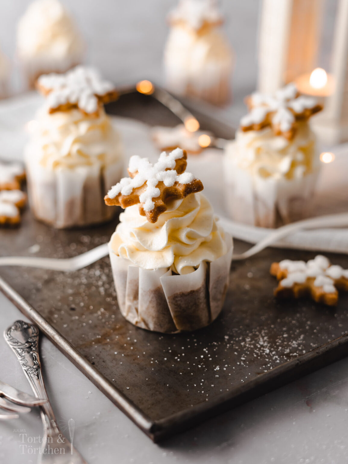 Einfaches Rezept für gewürzte Mandel Cupcakes mit luftigem hellem Orangen-Frischkäsefrosting und heller Zimt-Haselnuss Füllung. Elegant und weihnachtlich dekoriert mit Royal Icing Plätzchen. #Cupcakes #Rezept #Weihnachtscupcakes #Wintercupcakes #Weihnachtstorte #Mürbeteigplätzchen #royalicing