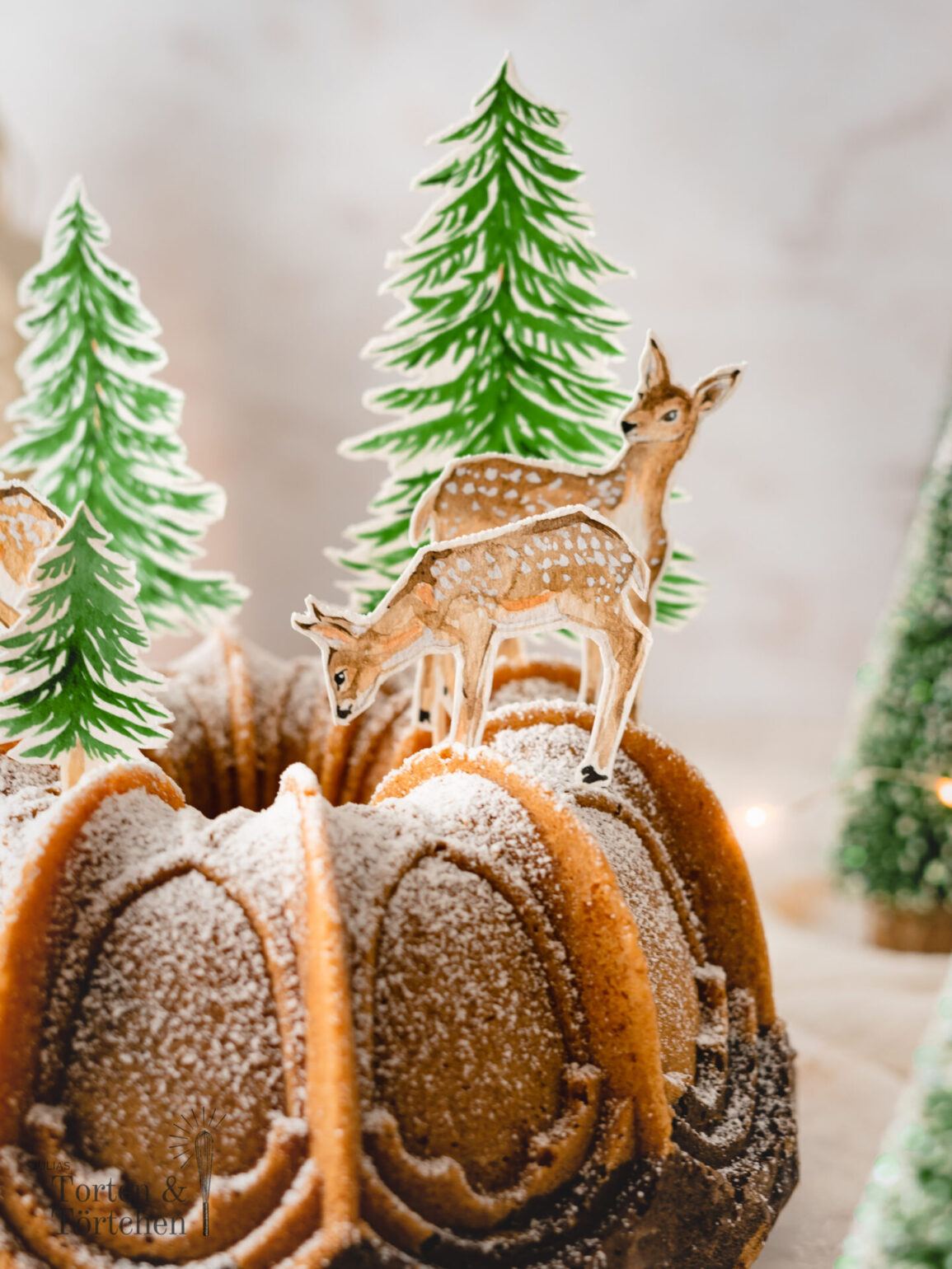 Winterliches Rezept für einen schnellen und einfachen Marmor Gewürzgugelhupf. Super saftig und mit kostenlosen Aquarell Caketoppern zum Ausdrucken und dekorieren. #Weihnachtsbäckerei #gugelhupf #Marmorkuchen #Caketopper #Weihnachtskuchen #Weihnachtstorte