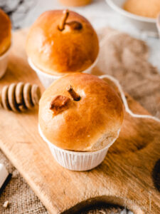 Originelles Rezept für super fluffige Hefebrote (Milchbrötchen) mit Apfelfüllung. Sie sind einfach super flauschig und weich, dazu noch eine saftige Apfelfüllung... also perfekt fürs Sonntagsfrühstück oder zum Brunch. #Brioche #hefebrötchen #milchbrötchen #chigiripan #chigiribread #apfelmuffins #Apfelbrötchen