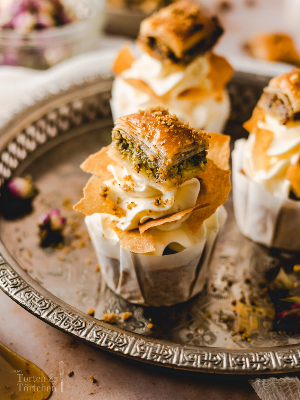 Ausgefallenes Rezept für Baklava Cupcakes mit selbstgemachtem Baklava und aromatischer Walnussfüllung getränkt mit einem Honig Cardamom Zimtsirup. #Baklava #BaklavaCupcakes #Cupcakes #Rezept #Kuchen #Backen