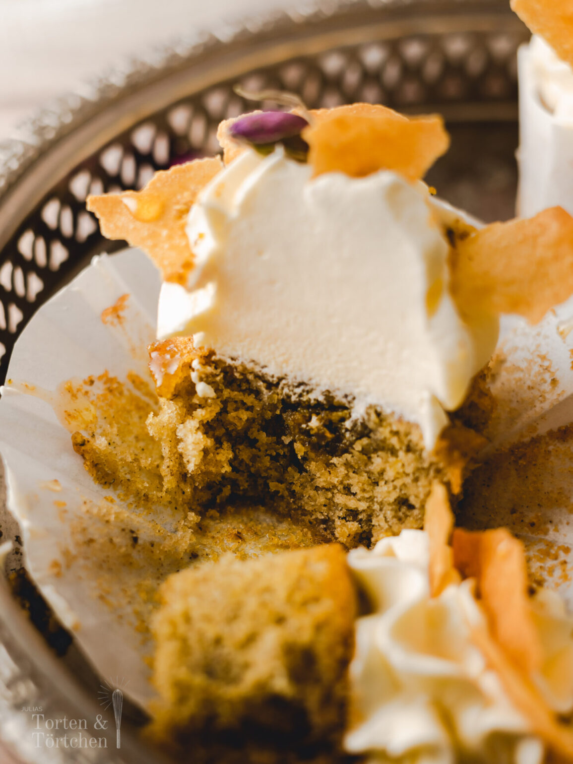 Ausgefallenes Rezept für Baklava Cupcakes mit selbstgemachtem Baklava und aromatischer Walnussfüllung getränkt mit einem Honig Cardamom Zimtsirup. #Baklava #BaklavaCupcakes #Cupcakes #Rezept #Kuchen #Backen