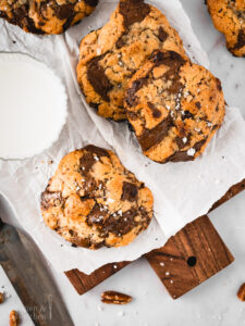 Einfaches und gelingsicheres Rezept für dekadente weiche Schokokekse. Die Chocolate Chip Cookies platzen geradezu von herber Schokolade, die jedoch durch einen karamelligen chewy Keksteig ausgeglichen und mit Pekannüssen abgerundet wird. #Levain #LevainCookies #Chocolatechipcookies #Kekse #Schokokekse #Backen #Rezept