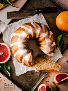 Einfaches Rezept zum backen eines kreativen Gugelhupfes. Saftiger Gugelhupf mit Grapefruit und einer zarten Note von frischem Earl Grey. Einfach und schnell gebacken und perfekter Kuchen fürs Büro, wenn man mal ein wenig Eindruck machen möchte :) #gugelhupf #backen #Rezept #Gugel #Grapefruit #EarlGrey