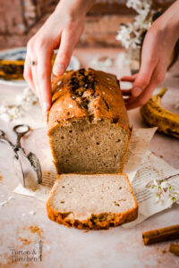Rezept für ein schnelles und gelingsicheres Bananenbrot, das optional mit Schokolade verfeinert werden kann. Es ist durch viele Eier etwas proteinreicher als andere Kuchen und eignet sich auch super als Frühstückskuchen. Perfekt für die Verwertung von braunen Bananen! #Bananenbrot #Bananenkuchen #Kastenkuchen #Rührkuchen #Frühstückskuchen #Backen #Rezept