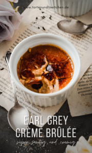 Verführerische Creme Brûlée mit Earl Grey Tee - Ein einfaches Rezept für ein cremiges Dessert, perfekt karamellisiert. Samtige Earl Grey Creme unter einer knackigen Zuckerkruste. Inklusive einer Möglichkeit das Rezept auch ohne Flambierbrenner machen zu können. #CremeBRulee #backen #dessert #EarlGrey #Nachtisch #Rezept #Foodfotografie #Foodphotography