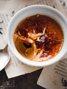 Verführerische Creme Brûlée mit Earl Grey Tee - Ein einfaches Rezept für ein cremiges Dessert, perfekt karamellisiert. Samtige Earl Grey Creme unter einer knackigen Zuckerkruste. Inklusive einer Möglichkeit das Rezept auch ohne Flambierbrenner machen zu können. #CremeBRulee #backen #dessert #EarlGrey #Nachtisch #Rezept #Foodfotografie #Foodphotography