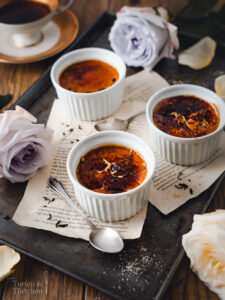 Verführerische Creme Brûlée mit Earl Grey Tee - Ein einfaches Rezept für ein cremiges Dessert, perfekt karamellisiert. Samtige Earl Grey Creme unter einer knackigen Zuckerkruste. Inklusive einer Möglichkeit das Rezept auch ohne Flambierbrenner machen zu können. #CremeBRulee #backen #dessert #EarlGrey #Nachtisch #Rezept #Foodfotografie #Foodphotography