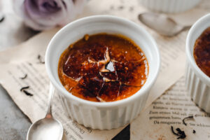 Verführerische Creme Brûlée mit Earl Grey Tee - Ein einfaches Rezept für ein cremiges Dessert, perfekt karamellisiert. Samtige Earl Grey Creme unter einer knackigen Zuckerkruste. Inklusive einer Möglichkeit das Rezept auch ohne Flambierbrenner machen zu können. #CremeBRulee #backen #dessert #EarlGrey #Nachtisch #Rezept #Foodfotografie #Foodphotography