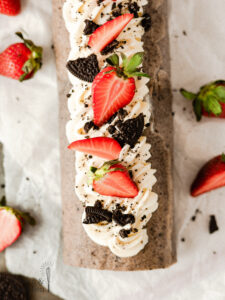 Cêpes mit fein gemahlenen Oreos umhüllen eine cremige Mascarpone Füllung und frische Erdbeeren sorgen für eine fruchtige Note. Ein beeindruckendes Rezept, das perfekt ist, um Freunde und Familie zu überraschen und geschmacklich zu begeistern. #ErdbeerOreoCrepeRoll #KoreanischesTowelCake #Biskuitrolle #Dessertliebe #LeckeresBacken