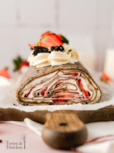 Cêpes mit fein gemahlenen Oreos umhüllen eine cremige Mascarpone Füllung und frische Erdbeeren sorgen für eine fruchtige Note. Ein beeindruckendes Rezept, das perfekt ist, um Freunde und Familie zu überraschen und geschmacklich zu begeistern. #ErdbeerOreoCrepeRoll #KoreanischesTowelCake #Biskuitrolle #Dessertliebe #LeckeresBacken