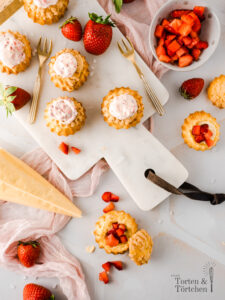 Außen knusprig innen cremig! Diese süßen Mini Windbeutel sind gefüllt mit Vanillepudding und frischen Erdbeerstückchen. Die Choux werden aus Brandteig gemacht, aber keine Sorge, mit diesem Rezept sollte euch auch dieser gelingen! Die Erdbeer Vanille Choux sind perfekt für die Kaffeetafel oder zum Mitnehmen fürs Büro. #Windbeutel #Erdbeeren #Backen #Rezept #Brandteig #Choux