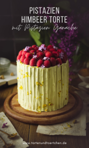 Ein wunderbares Rezept für eine Pistazien Himbeer Torte mit Pistazien Ganache. Die Torte besteht aus aromatischen Pistazien Böden und ist gefüllt mit fruchtigem Himbeerkompott und buttriger weißer Pistazienganache. Dekoriert mit einer samtigen Pistazien Buttercreme, frischen Himbeeren und essbaren Blüten ist diese Torte wirklich ein Hingucker für die Kaffeetafel! #Pistazientorte #Backen #Rezept #Himbeertorte #Tortendekoration