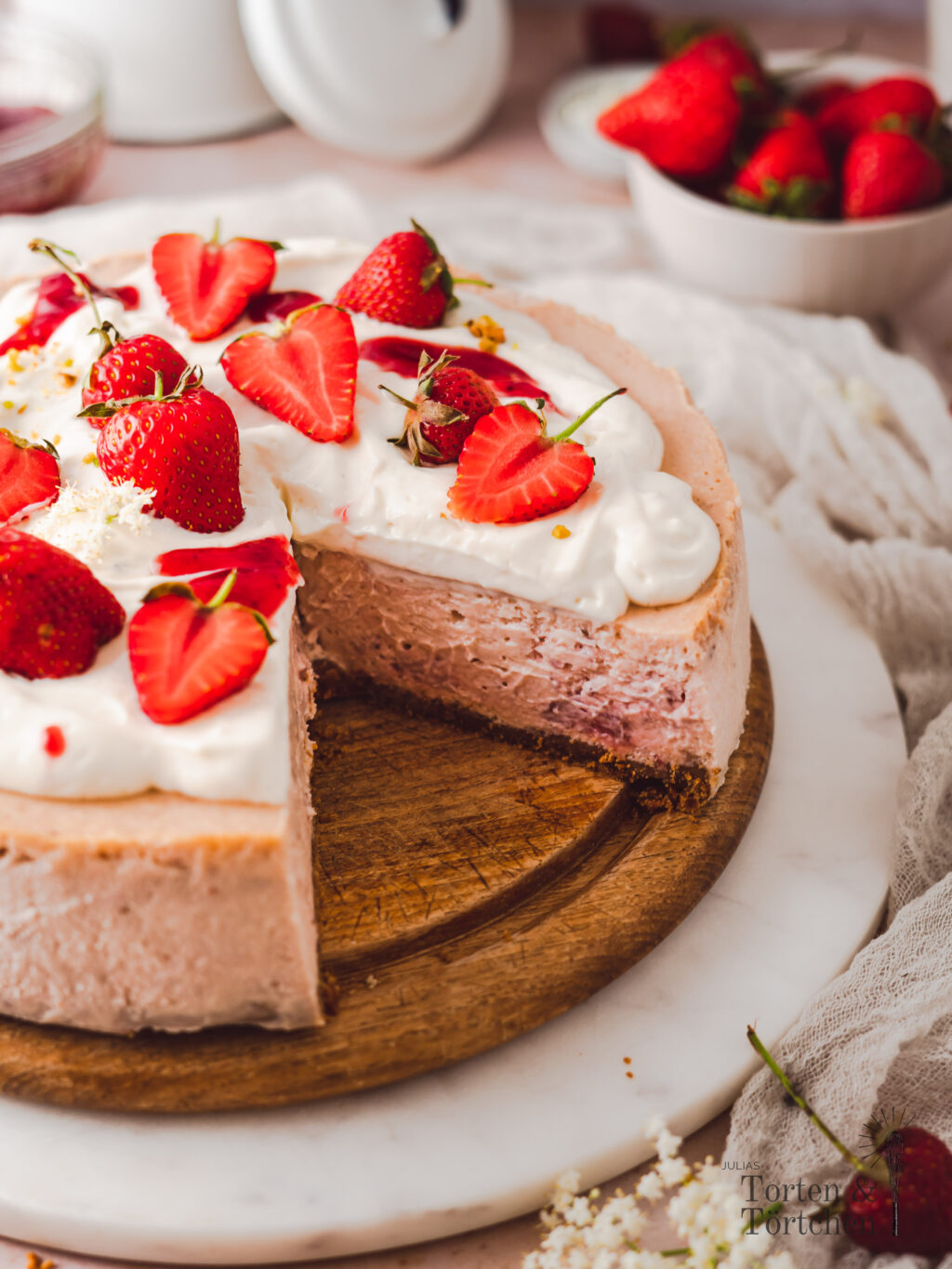 Entdecke ein einfaches Rezept für einen super cremigen Erdbeer Cheesecake nach New York Cheesecake Art. Dieser köstliche Käsekuchen erhält seinen charmanten rosa Farbton durch pürierte Erdbeeren. Die sahnige Haube und die frischen Erdbeeren bilden eine schöne Verzierung. Einfach die perfekte Kombination aus fruchtiger Erdbeere und sahniger Cheesecakemasse. Damit schmeckt dieser Käsekuchen einfach wie der bester Erdbeer Milkshake! #Erdbeeren #Backen #Käsekuchen #Cheesecake