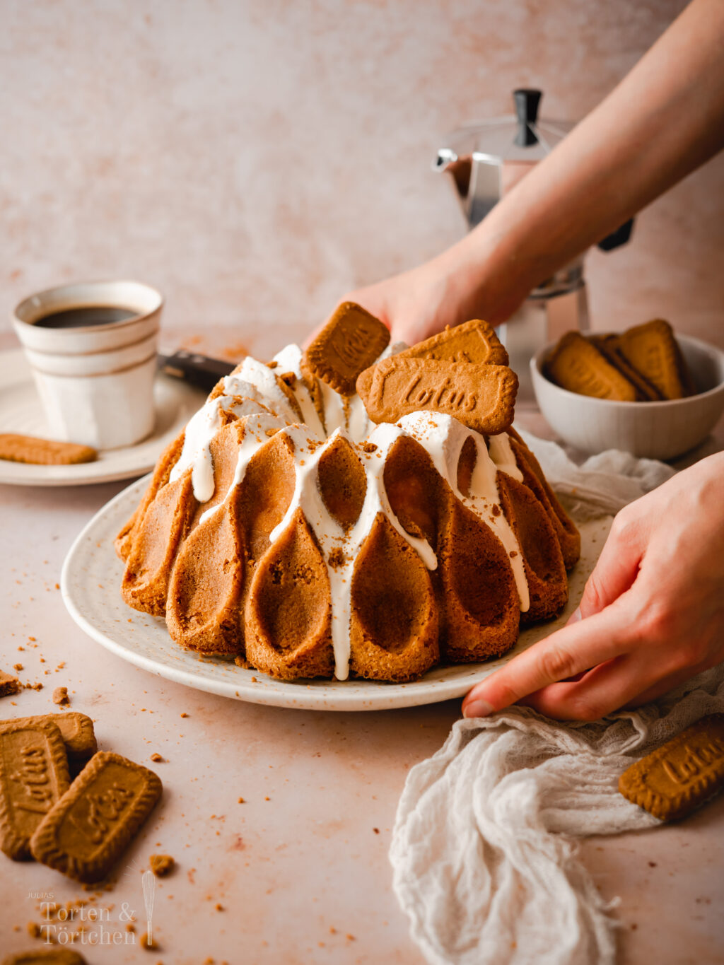 Ein schnelles und einfaches Rezept für einen karamelligen Lotus Keks Gugelhupf mit cremiger Cheesecake Füllung. Der Teig wird sowohl aus dem Lotus Aufstrich, als auch aus den Keksen selbst gemacht und schmeckt damit super karamellig. Ein Tässchen Kaffee dazu und man hat den perfekten Nachmittagskuchen! #Lotus #Biscoff #Gugelhupf #Bundtcake #backen #Rezept