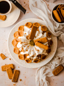 Ein schnelles und einfaches Rezept für einen karamelligen Lotus Keks Gugelhupf mit cremiger Cheesecake Füllung. Der Teig wird sowohl aus dem Lotus Aufstrich, als auch aus den Keksen selbst gemacht und schmeckt damit super karamellig. Ein Tässchen Kaffee dazu und man hat den perfekten Nachmittagskuchen! #Lotus #Biscoff #Gugelhupf #Bundtcake #backen #Rezept