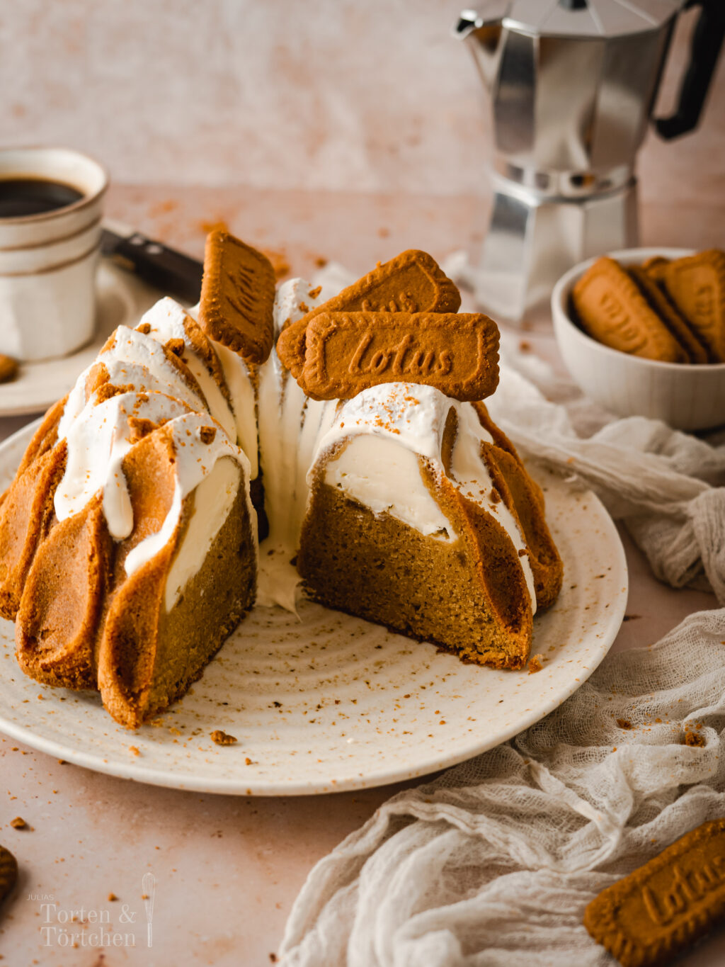 Ein schnelles und einfaches Rezept für einen karamelligen Lotus Keks Gugelhupf mit cremiger Cheesecake Füllung. Der Teig wird sowohl aus dem Lotus Aufstrich, als auch aus den Keksen selbst gemacht und schmeckt damit super karamellig. Ein Tässchen Kaffee dazu und man hat den perfekten Nachmittagskuchen! #Lotus #Biscoff #Gugelhupf #Bundtcake #backen #Rezept