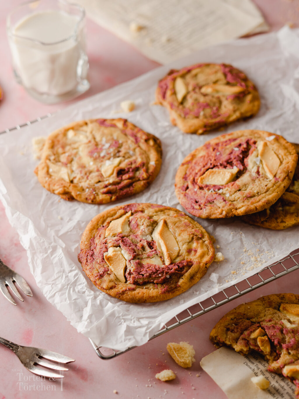 Einfaches und gelingsicheres Rezept für softe chewy Erdbeer Cookies mit weißer Schokolade. Schnell gemacht und mit einem rosa Swirl nicht nur super lecker, sondern auch noch super hübsch. #Rezept #Backen #Kekse #Cookies #Erdbeeren