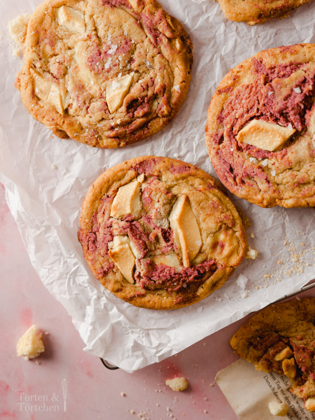Einfaches und gelingsicheres Rezept für softe chewy Erdbeer Cookies mit weißer Schokolade. Schnell gemacht und mit einem rosa Swirl nicht nur super lecker, sondern auch noch super hübsch.

#Rezept #Backen #Kekse #Cookies #Erdbeeren