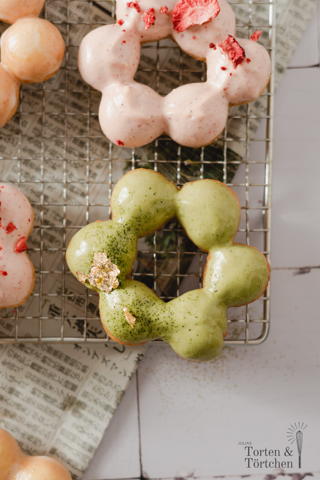 Rezept für super hübsche japanische Mochi Donuts mit pastelligen Glasuren aus Matcha, Erdbeeren und Vanille. Mit ihrer luftigen, chewy Konsistenz sind Mochi Donuts nicht nur super lecker, sondern auch noch deutlich kalorienärmer als normale Donuts und machen beim auseinanderzupfen der einzelnen Teigkugeln auch noch super viel Spaß beim essen!

#Mochi #Donuts #MochiDonuts #Rezept #Backen