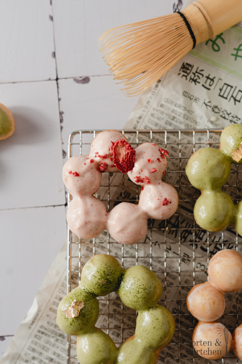 Rezept für super hübsche japanische Mochi Donuts mit pastelligen Glasuren aus Matcha, Erdbeeren und Vanille. Mit ihrer luftigen, chewy Konsistenz sind Mochi Donuts nicht nur super lecker, sondern auch noch deutlich kalorienärmer als normale Donuts und machen beim auseinanderzupfen der einzelnen Teigkugeln auch noch super viel Spaß beim essen! #Mochi #Donuts #MochiDonuts #Rezept #Backen