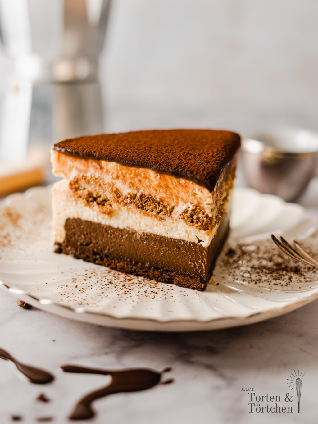 Ein super leckeres Rezept für ein Fusion Rezept aus zwei der besten Torten überhaupt: Tarte au Chocolat und Tiramisu! Eine Cremige Tarte au Chocolat Schicht auf knusprigem Mürbeteig, umhüllt von süßer Mascarponecreme und herben Espresso. #Tiramisu #Tarte #Rezept #TarteauChocolat #Espresso #backen