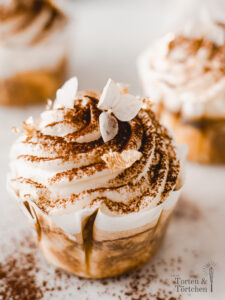 Super einfaches Rezept für cremige Tiramisu Cupcakes mit saftigem Muffin, samtigem Mascarpone Topping und herben Espresso. Schnell gemacht und ohne Buttercreme! #Cupcakes #Rezept #Backen #Tiramisu #Kuchen