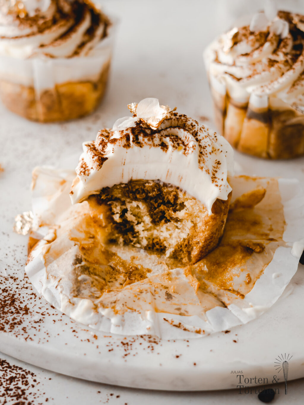 Super einfaches Rezept für cremige Tiramisu Cupcakes mit saftigem Muffin, samtigem Mascarpone Topping und herben Espresso. Schnell gemacht und ohne Buttercreme! #Cupcakes #Rezept #Backen #Tiramisu #Kuchen