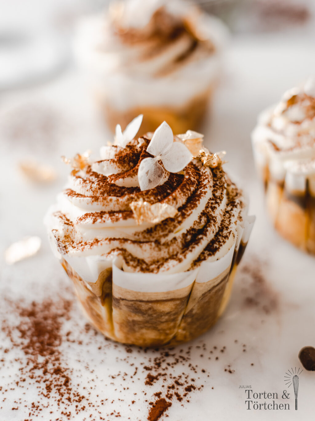 Super einfaches Rezept für cremige Tiramisu Cupcakes mit saftigem Muffin, samtigem Mascarpone Topping und herben Espresso. Schnell gemacht und ohne Buttercreme! #Cupcakes #Rezept #Backen #Tiramisu #Kuchen