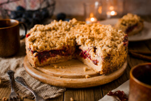 Das beste Rezept für herbtlichen Zwetschgenkuchen mit Streuseln und Puddingfüllung. Einfach der perfekte Herbtskuchen! Fruchtig und knusprig und zimtig zugleich. #Zwetschgenkuchen #Herbstkuchen #Herbst #Backen #Obstkuchen #Streuselkuchen #Rezept