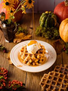 Einfaches Rezept für herbstliche belgische Kürbiswaffeln mit Pumpkin Spice. Ich liebe einfach wie weich und saftig belgische Waffeln sind, während sie von außen durch den Hagelzucker karamellisiert und knusprig sind. In Verbindung mit Kürbis und Pumpkin Spice, sind diese Waffeln einfach perfekt für den Herbst. #Kürbisrezepte #Waffeln #Rezept #Dessert #Backen #Kürbis #PumpkinSpice