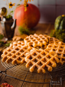 Einfaches Rezept für herbstliche belgische Kürbiswaffeln mit Pumpkin Spice. Ich liebe einfach wie weich und saftig belgische Waffeln sind, während sie von außen durch den Hagelzucker karamellisiert und knusprig sind. In Verbindung mit Kürbis und Pumpkin Spice, sind diese Waffeln einfach perfekt für den Herbst. #Kürbisrezepte #Waffeln #Rezept #Dessert #Backen #Kürbis #PumpkinSpice