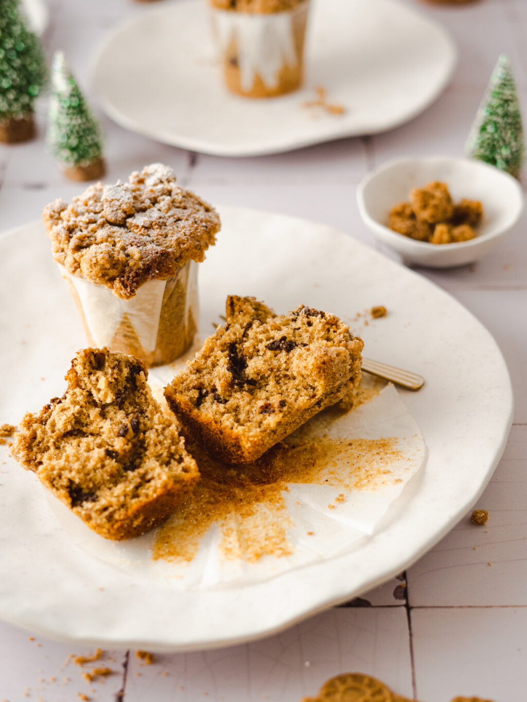 Super einfache Spekulatius Muffins mit winterlichen Spekulatius Streuseln. Diese schnellen Muffins sind mit Zimt, Orangenschale, Vanille und Schokostückchen einfach perfekt für die Winterzeit, denn sie sind nicht nur schnell gemacht sondern auch noch super lecker! #Weihnachtsbäckerei #backen #Muffins #Streusel #Rezept #Zimt #Spekulatius