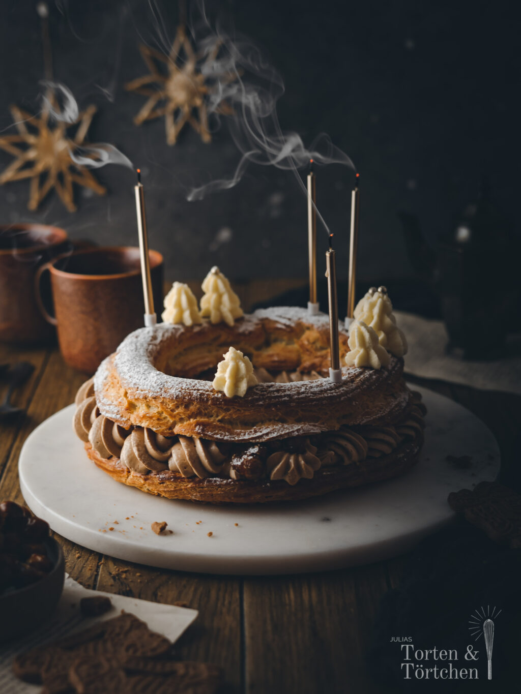 Festliches Rezept für eine winterliche weihnachtliche Torte. Paris Brest aus luftigem Brandteig, samtiger gewürzter Nougat Creme und knusprigen karamellisierten Haselnüssen. #Backen #weihnachtsmenü #weihnachtstorte #winterkuchen #weihnachtsbäckerei #parisbrest