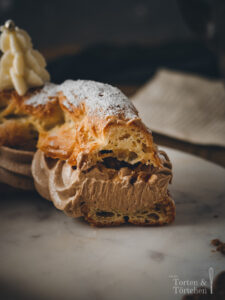 Festliches Rezept für eine winterliche weihnachtliche Torte. Paris Brest aus luftigem Brandteig, samtiger gewürzter Nougat Creme und knusprigen karamellisierten Haselnüssen. #Backen #weihnachtsmenü #weihnachtstorte #winterkuchen #weihnachtsbäckerei #parisbrest
