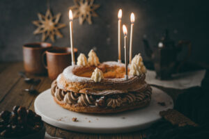 Festliches Rezept für eine winterliche weihnachtliche Torte. Paris Brest aus luftigem Brandteig, samtiger gewürzter Nougat Creme und knusprigen karamellisierten Haselnüssen. #Backen #weihnachtsmenü #weihnachtstorte #winterkuchen #weihnachtsbäckerei #parisbrest