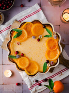 Der perfekte Kuchen für alle Citrus Freunde. Eine Variante des amerikanischen Key Lime Pies, dieses mal Mit Orangen. Die cremige Füllung aus aromatischen Orangen-Zesten und mit Kondensmilch macht den Pie für ein absolutes Highlight auf jeder Kaffeetafel! #Backen #Pie #Kuchen #Orangenkuchen #Torte #Rezept #KeyLimePie