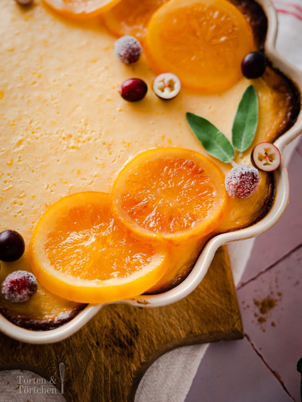 Der perfekte Kuchen für alle Citrus Freunde. Eine Variante des amerikanischen Key Lime Pies, dieses mal Mit Orangen. Die cremige Füllung aus aromatischen Orangen-Zesten und mit Kondensmilch macht den Pie für ein absolutes Highlight auf jeder Kaffeetafel! #Backen #Pie #Kuchen #Orangenkuchen #Torte #Rezept #KeyLimePie