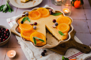 Der perfekte Kuchen für alle Citrus Freunde. Eine Variante des amerikanischen Key Lime Pies, dieses mal Mit Orangen. Die cremige Füllung aus aromatischen Orangen-Zesten und mit Kondensmilch macht den Pie für ein absolutes Highlight auf jeder Kaffeetafel! #Backen #Pie #Kuchen #Orangenkuchen #Torte #Rezept #KeyLimePie