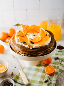 Wenn ihr euch eine Torte mit hauchdünnen, zarten Böden und einer sahnigen Creme dazwischen vorstellt, dürfte euch wohl etwas ähnliches wie eine Crepe Torte in den Sinn kommen. Weiche chewy Schokoladencrepes durchzogen von einer Mascarpone Orangen Creme und einer herben Schokoladen Ganache, einfach perfekt! Auch für alle die keinen Ofen haben und daher mal eine No Bake Torte auf den Tisch bringen möchten. #Crepetorte #Schokoladentorte #Schokotorte #Crepes #backen #rezept #vegetarisch