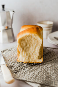 Mein lieblingsrezept für flaumiges weiches Shokupan, japanisches Toastbrot. Wer noch nie Shokupan gegessen hat, kann sich kaum vorstellen, wie weich und zart so ein Hefeteig werden kann! Perfekt um das Sonntagsfrühstück oder Brunch auf eine neue Ebene zu bringen! #Toastbrot #backen #shokupan #rezept #brot