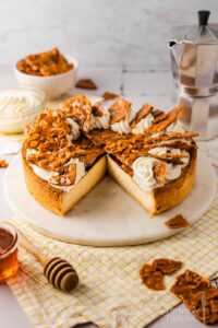 Das beste am Bienenstich ist wohl die Vanillige sahnige Füllung und der knusprige karamellige Mandelbelag. Beides verbindet sich in diesem Rezept für Bienenstich Tarte zu einer der besten Torten, die ich seit langem gegessen habe! Dem französischen Flan patissier nachempfunden wird die cremige Vanillefüllung von knackigem Mandelkaramell getoppt. #Bienenstich #Flanpatissier #Vanille #Tarte #Rezept #Torte #Backen