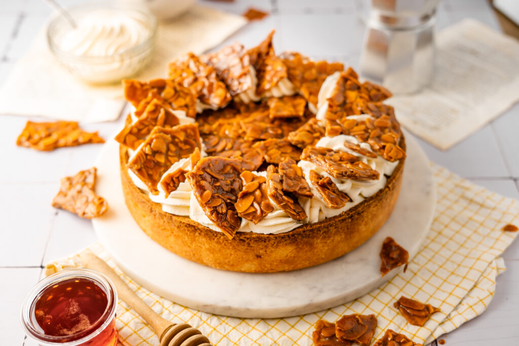 Das beste am Bienenstich ist wohl die Vanillige sahnige Füllung und der knusprige karamellige Mandelbelag. Beides verbindet sich in diesem Rezept für Bienenstich Tarte zu einer der besten Torten, die ich seit langem gegessen habe! Dem französischen Flan patissier nachempfunden wird die cremige Vanillefüllung von knackigem Mandelkaramell getoppt. #Bienenstich #Flanpatissier #Vanille #Tarte #Rezept #Torte #Backen