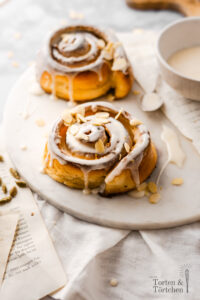 Einfachstes Rezept für die besten Kardamomschnecken überhaupt! Verfeinert mit Marzipan machen sie den besten Zimtschnecken definitiv Konkurrenz. Weicher saftiger Hefeteig mit einer buttrig Süßen Füllung aus Marzipan und Kardamom. Perfekt für alle, die Zimtschnecken absolut lieben, aber mal was neues ausprobieren wollen! #Kardamomschnecken #Zimtschnecken #Rezept #Hefeteig #Marzipan #Backen