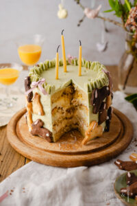 Einfaches Rezept für eine super hübsche Ostertorte mit Häschendekoration. Saftige Zitronen Mandel Böden getoppt von einer samtigen Creme aus Mascarpone und Vanille, dazu eine gute Portion Eierlikör. Einfach die perfekte Torte zu Ostern! #Torte #Ostertorte #Backen #Ostern #Kuchen #Rezept #Foodfotografie